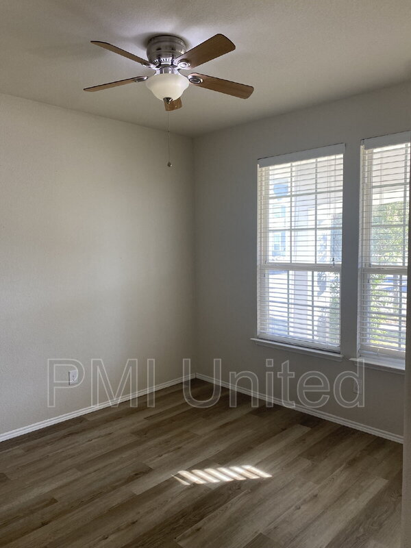 Foto del edificio - 9145 Blackstone Dr