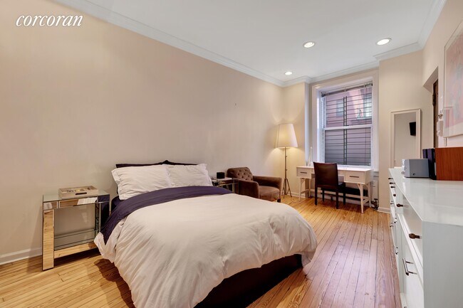 Foto del edificio - 303 W 10th St