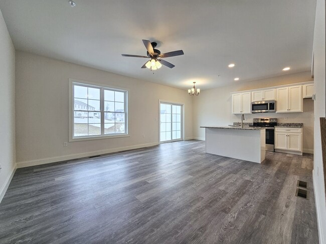 Building Photo - 121 Magnolia Dr