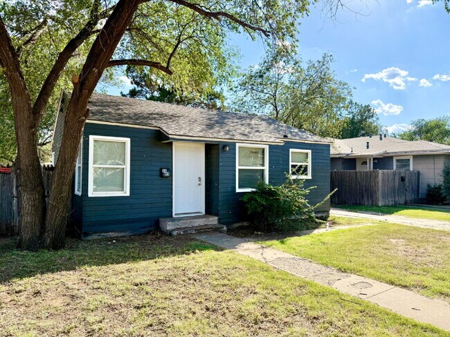 Foto del edificio - Steps from Beautiful  Park, Bonus Room & C...