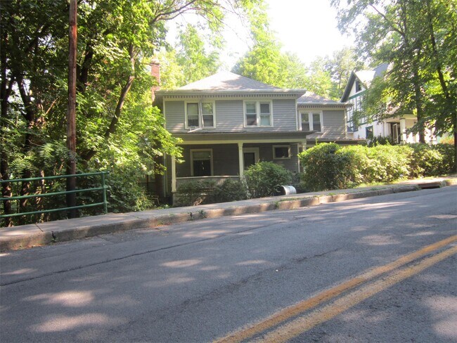 Foto del edificio - 130 University Ave