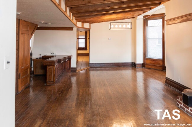 Building Photo - 1128 W Diversey Pky