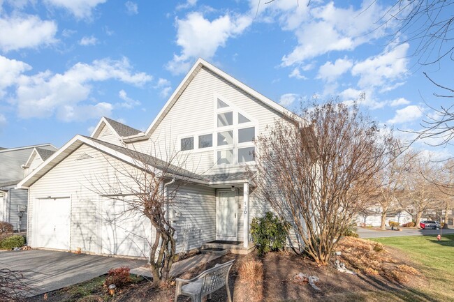 Building Photo - Open Concept Town-Home With Vaulted Ceilin...