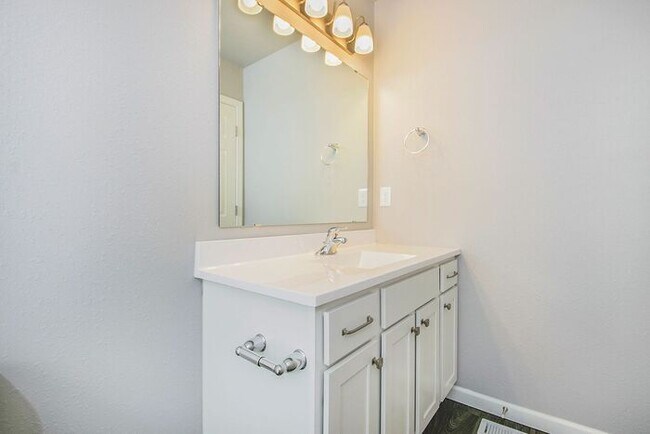 Building Photo - 551 Pioneer Trl