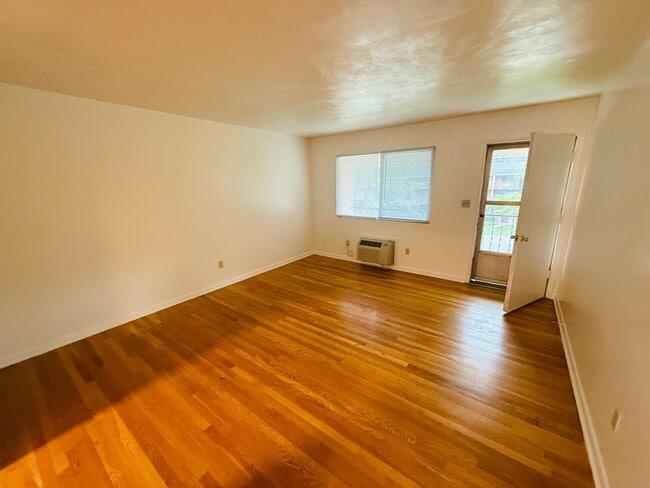 Building Photo - 1 Bedroom, 1 Bath Apartment