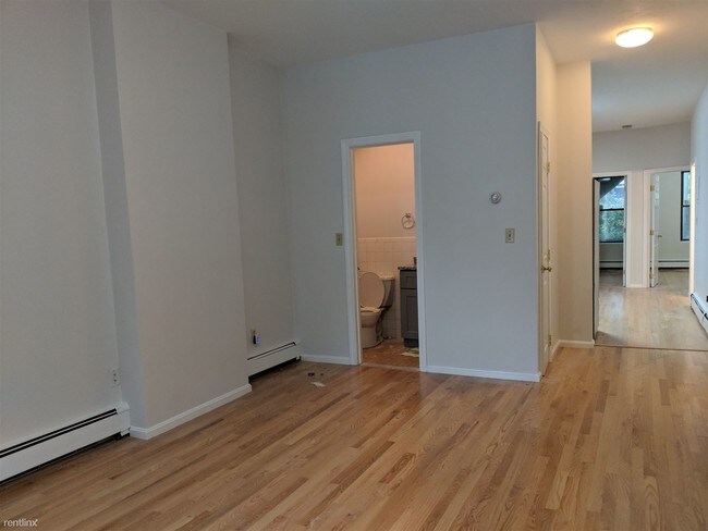 Building Photo - 2 br, 1 bath Apartment - 3146 Washington St 1