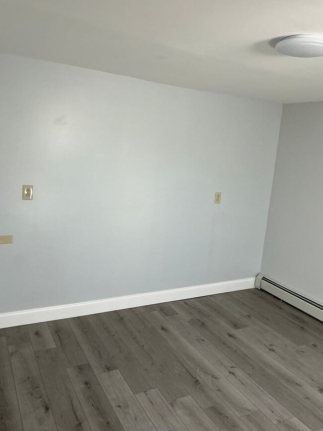 Building Photo - 558 Riverside Dr