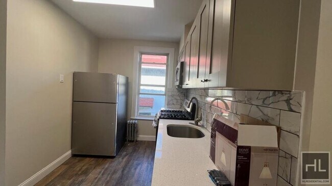 Foto del edificio - 4 bedroom in BROOKLYN NY 11218