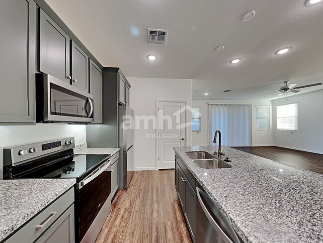 Foto del edificio - 15068 W Sherman Street