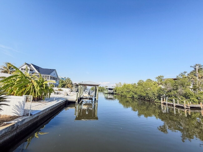 Foto del edificio - WATERFRONT POOL HOME ON A CANAL THAT LEADS STRAIGHT INTO TAMPA BAY - NEW DOCK AND SEAWALL COMING ...