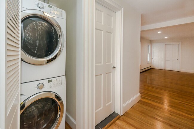 Building Photo - 4 Bed, 3 Full Bath ? Walk to Stonybrook T ...