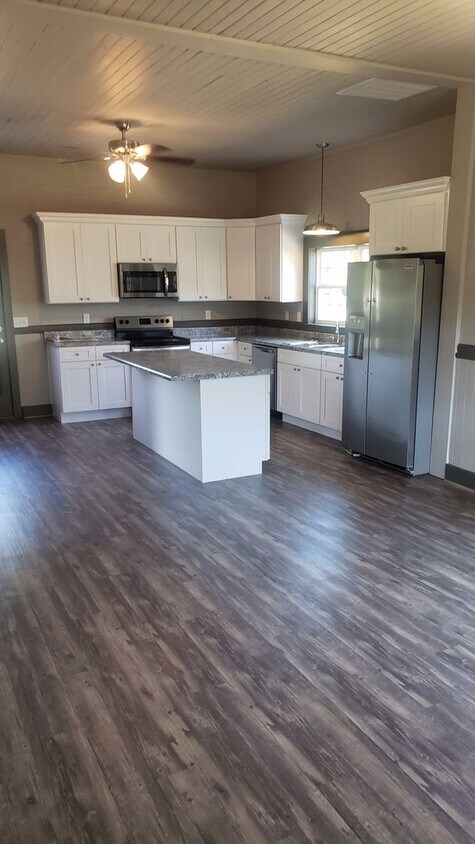 Foto principal - 2 bed/1 bath home