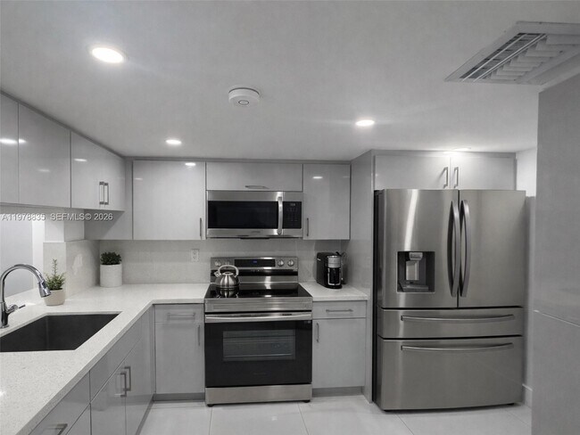 Building Photo - 844 W 41st St