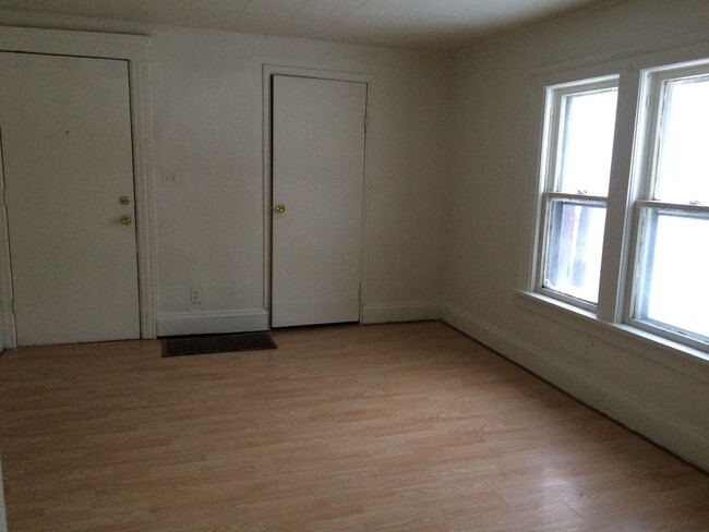 Building Photo - 2 br, 1 bath House - 365 N. Cooper St.