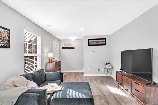 Foto del edificio - 103 Pointe View Dr