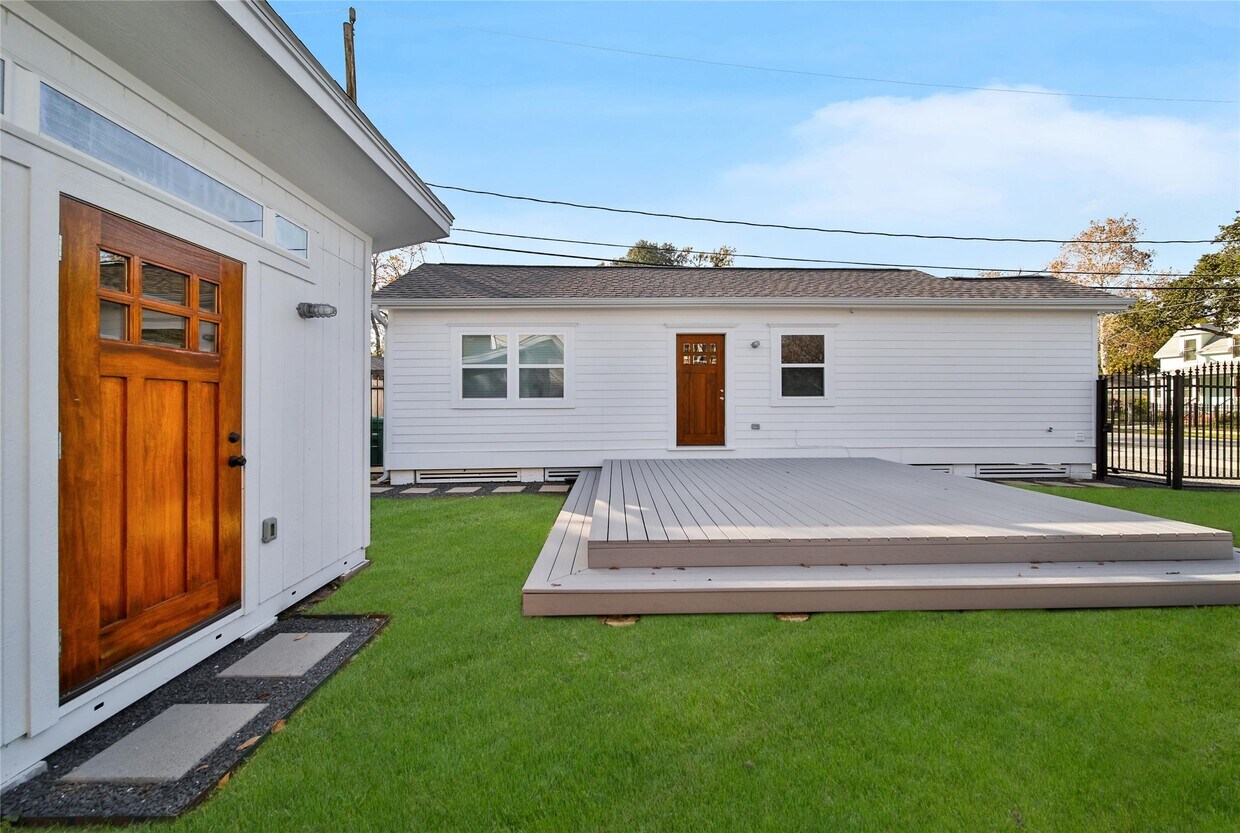 Primary Photo - 520 W 15th St