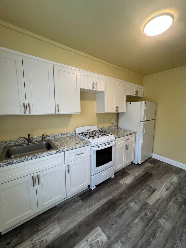 Foto del edificio - Beautiful 3 Bedroom 2 Full Bathroom Town Home Belair Edison