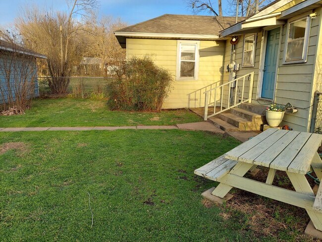 Building Photo - 1703 Chaffin St