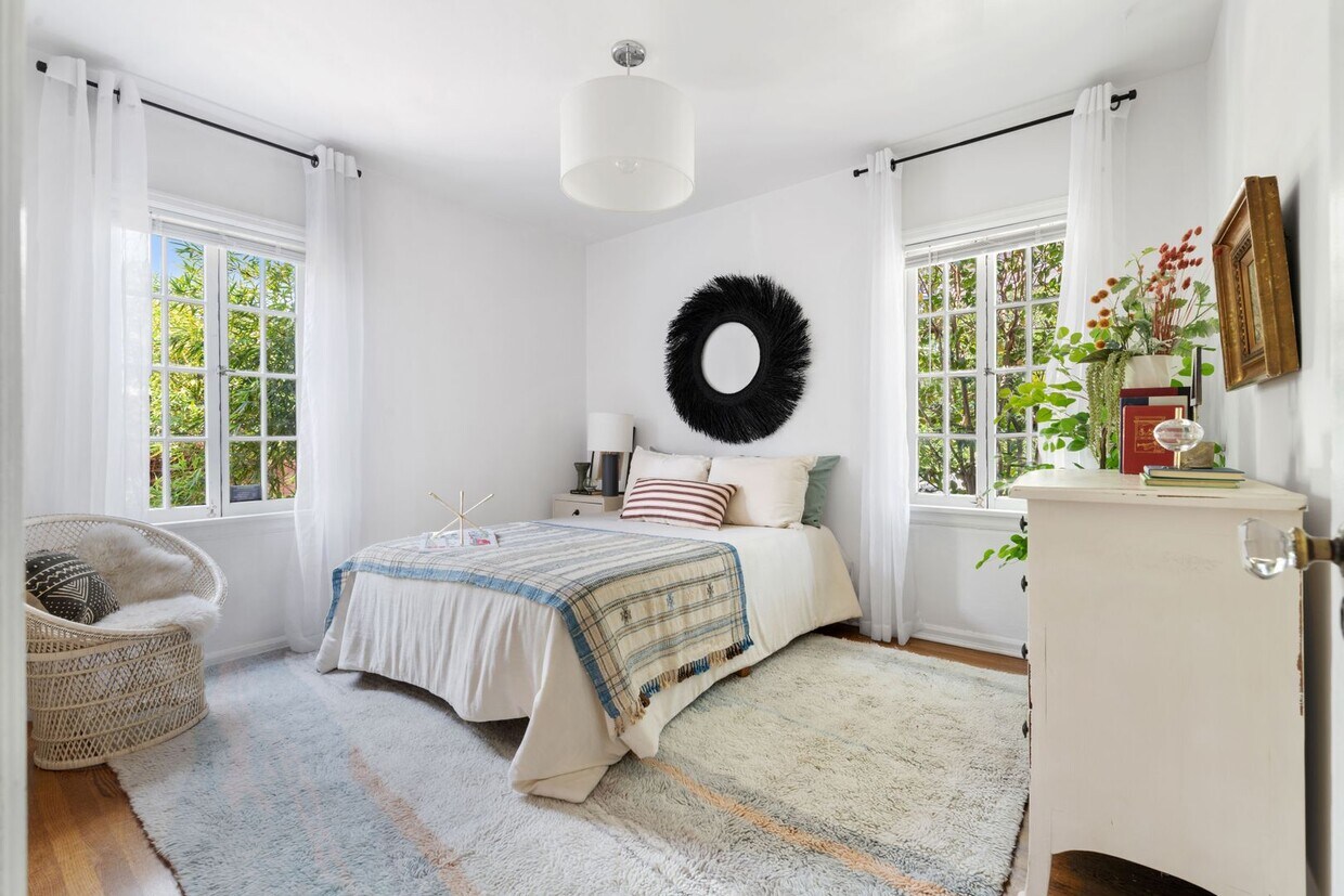 Foto del edificio - Charming Spanish-Style Gem in Coveted Tolu...