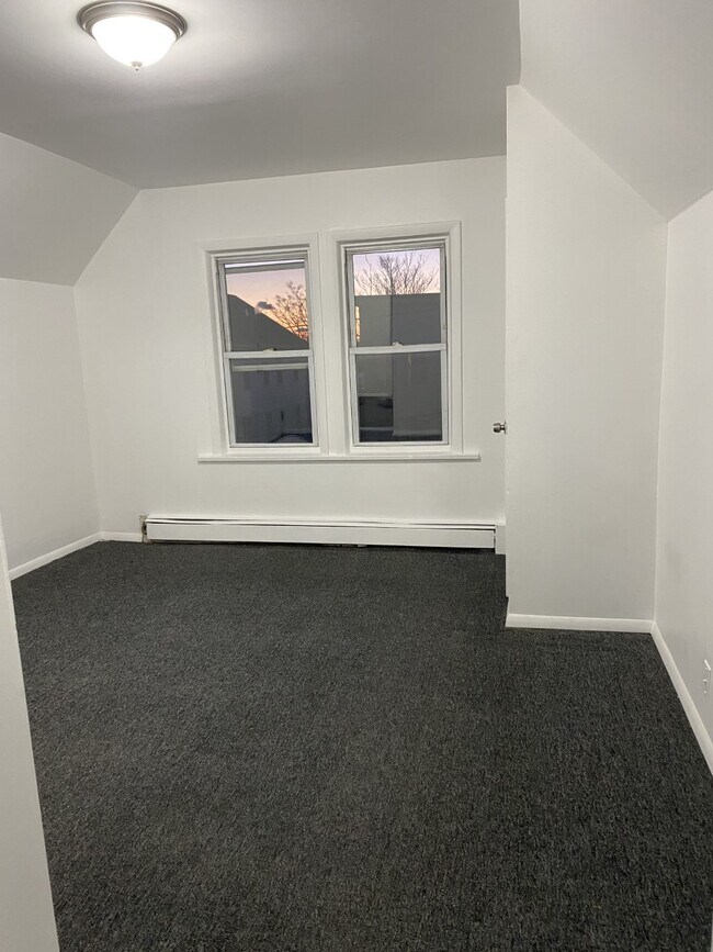 LIVING ROOM - 258 Sheridan St