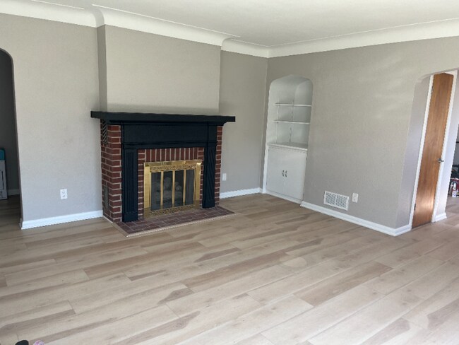 Building Photo - 3913 Beverly Dr