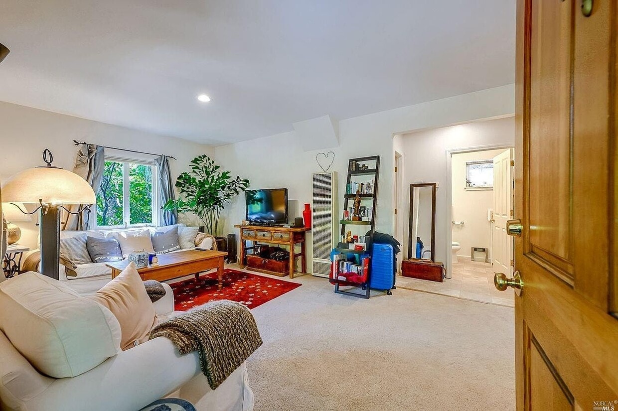 Living area - 33 Redwood Ave