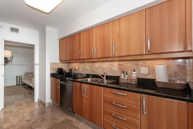 Building Photo - 16500 Collins Ave