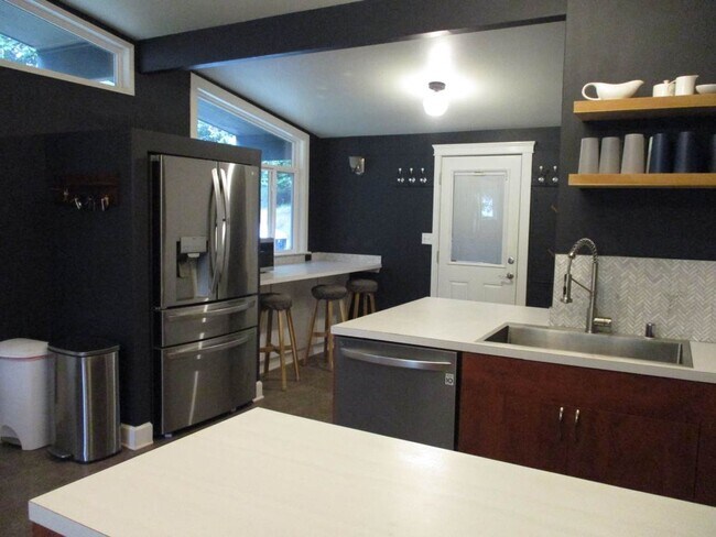 Foto del edificio - 3 bedroom Rambler with Above Garage Studio...