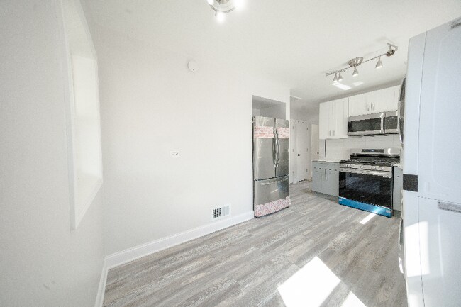 Photo - 2242 N Lavergne Ave Apartment