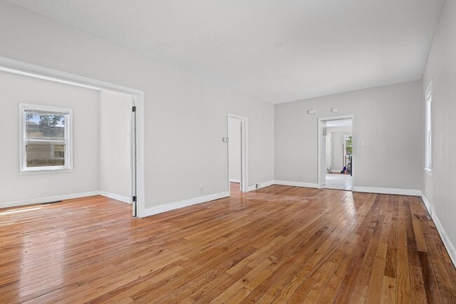 Building Photo - 3 bed/1 bath Northside Home
