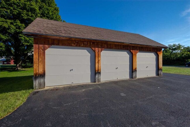 Left Bay Garage - 140 VT-15