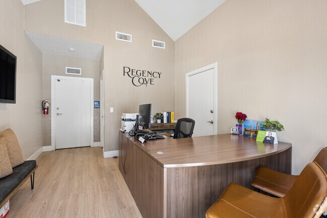 Foto del vestíbulo - Regency Cove Apartments