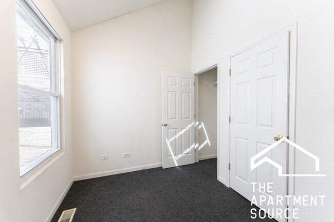 Foto del edificio - 2438 N Ashland Ave