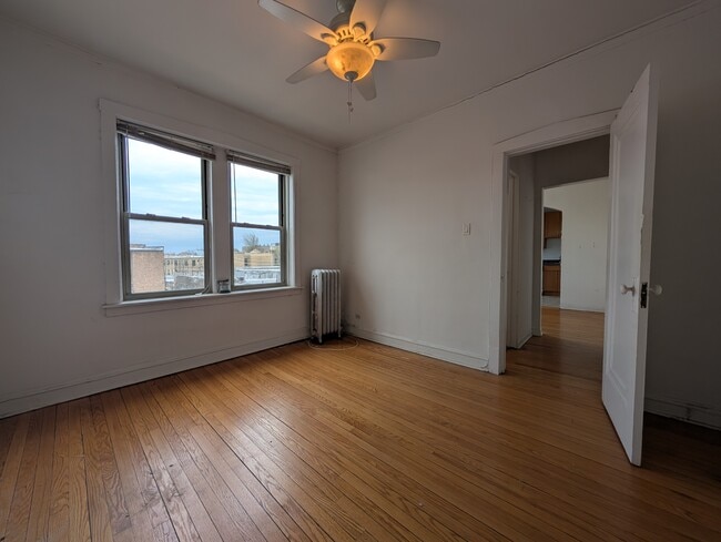 Building Photo - 3500 N Greenview Ave
