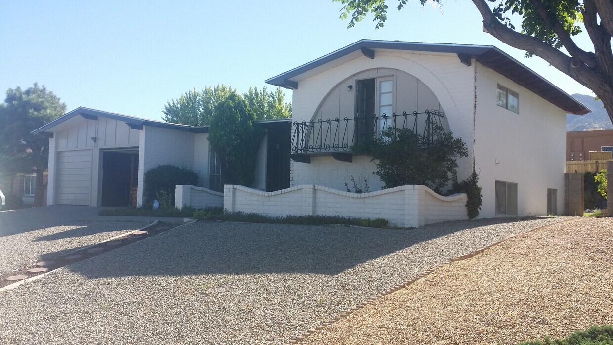 Foto principal - 2200 Cleopatra Pl NE
