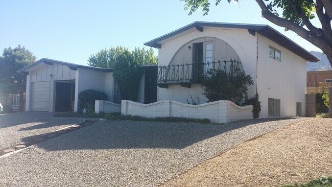 Building Photo - 2200 Cleopatra Pl NE