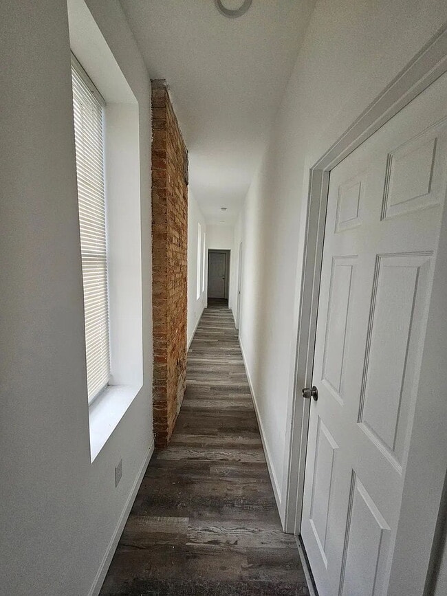 Building Photo - Luxurious 6-Bedroom Haven with Updated Ele...