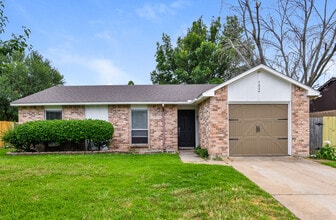 Building Photo - 7024 Greenview Cir S