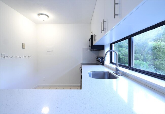 Foto del edificio - 17021 N Bay Rd