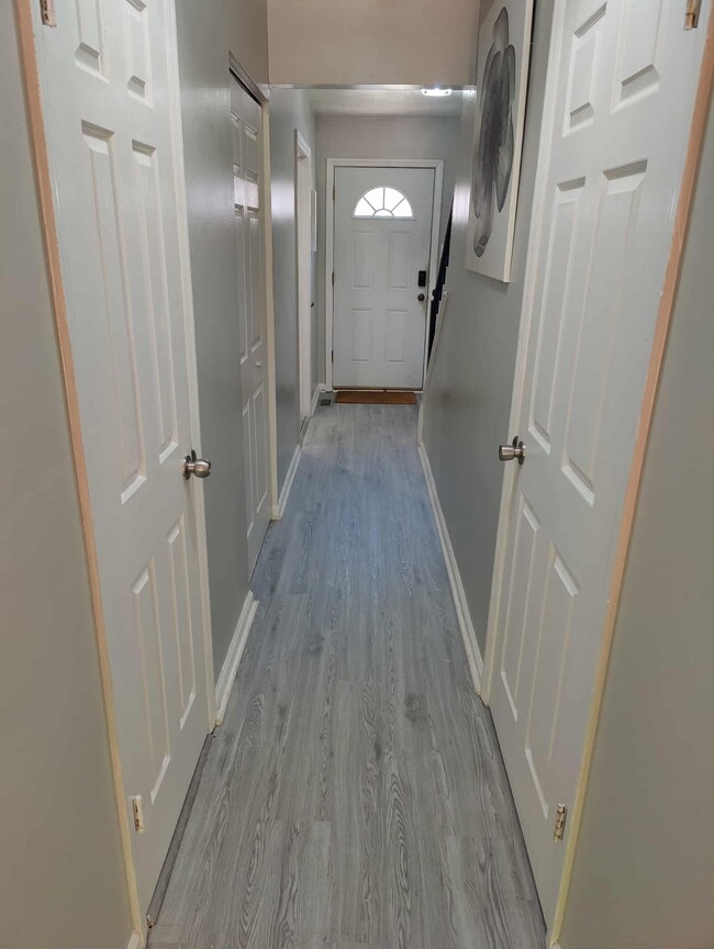 Main hallway (2nd floor) - 11573 Overleigh Dr