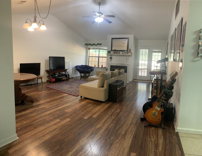 Building Photo - 812 Ashlyn Forest Dr