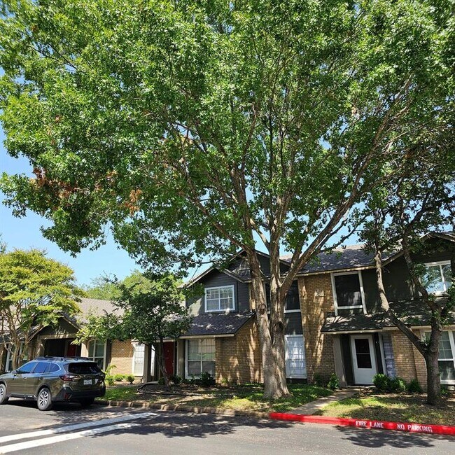 Building Photo - 1015 E Yager Ln