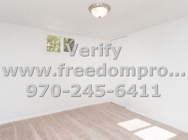Building Photo - Cute updated lower level apartment