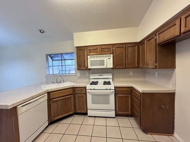 Building Photo - HALF OFF ONE MONTH RENT IF APPROVED AND MO...