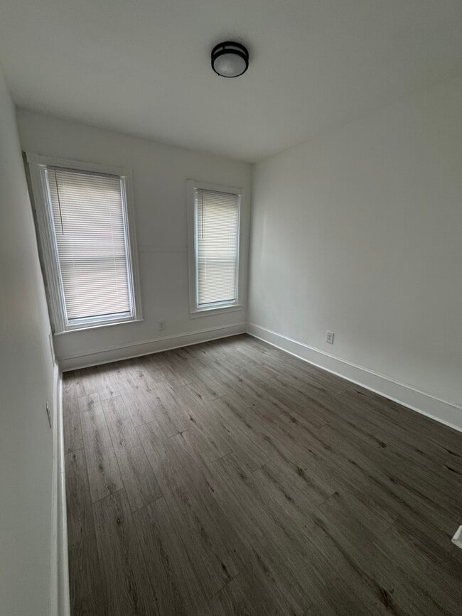 Photo - 433 W Bringhurst St Apartments