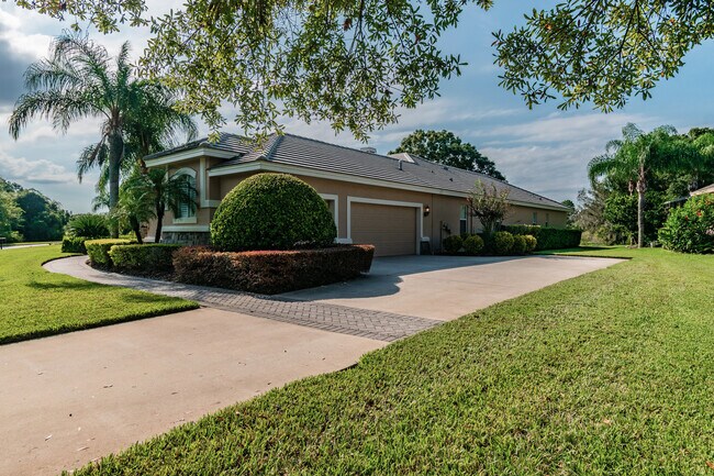 Foto del edificio - 5 Bedroom 3.5 Bath 3 Car Garage Pool Home