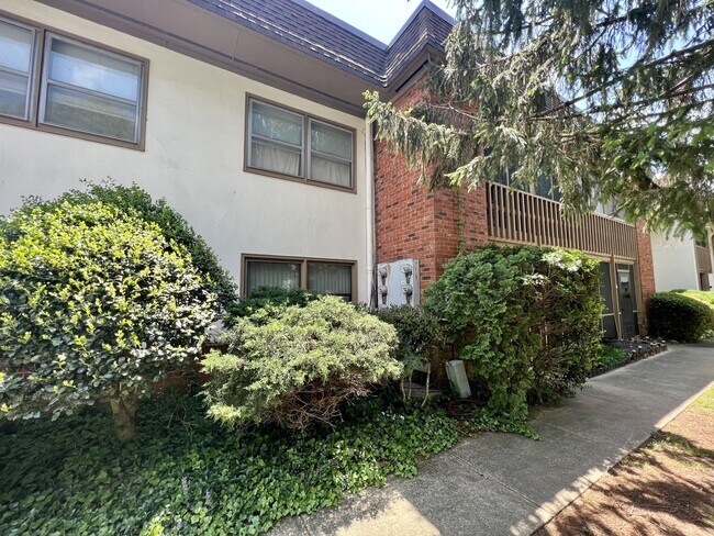 Building Photo - 427 6th Ave W