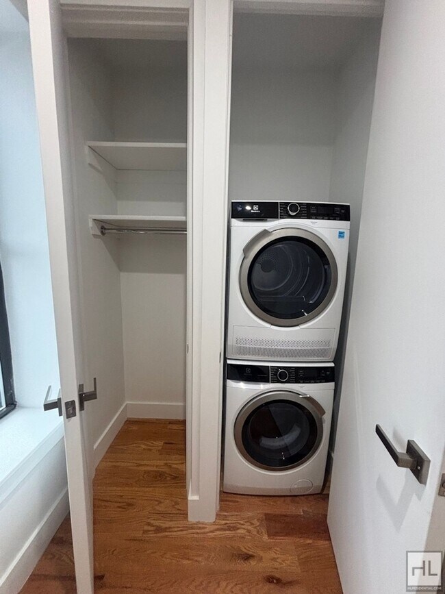 Foto del edificio - PROSPECT PLACE / Spacious Crown Heights Renovated 3-Bed 2-Bath / No Fee