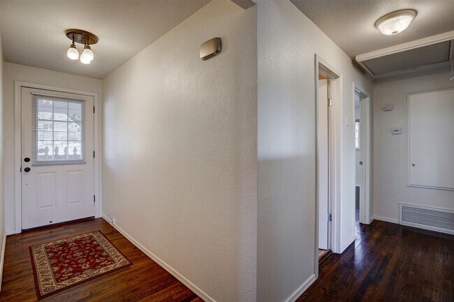 Foto del edificio - 3 bedroom, 2 bath pet friendly home in Pre...
