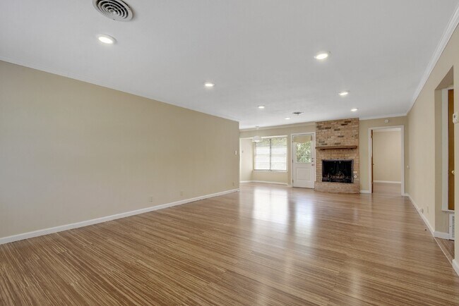 Foto del edificio - 7009 Deborah Dr